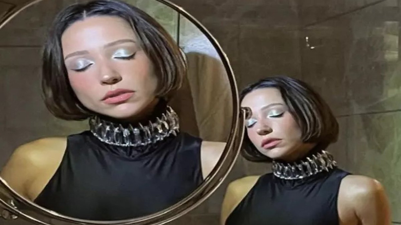 Zeynep Bastık yine tuvalette poz verdi! Gelen tepkileri umursamadı