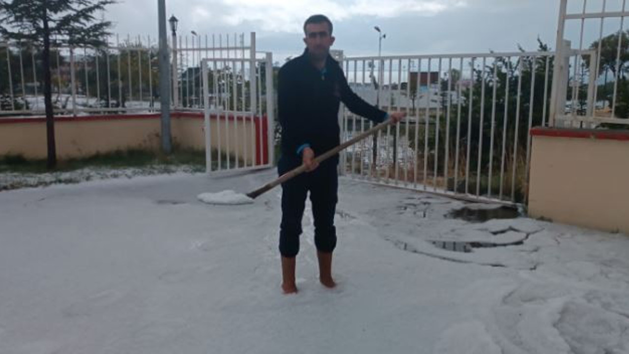 Dolu yağışı çevreyi beyaza bürüdü