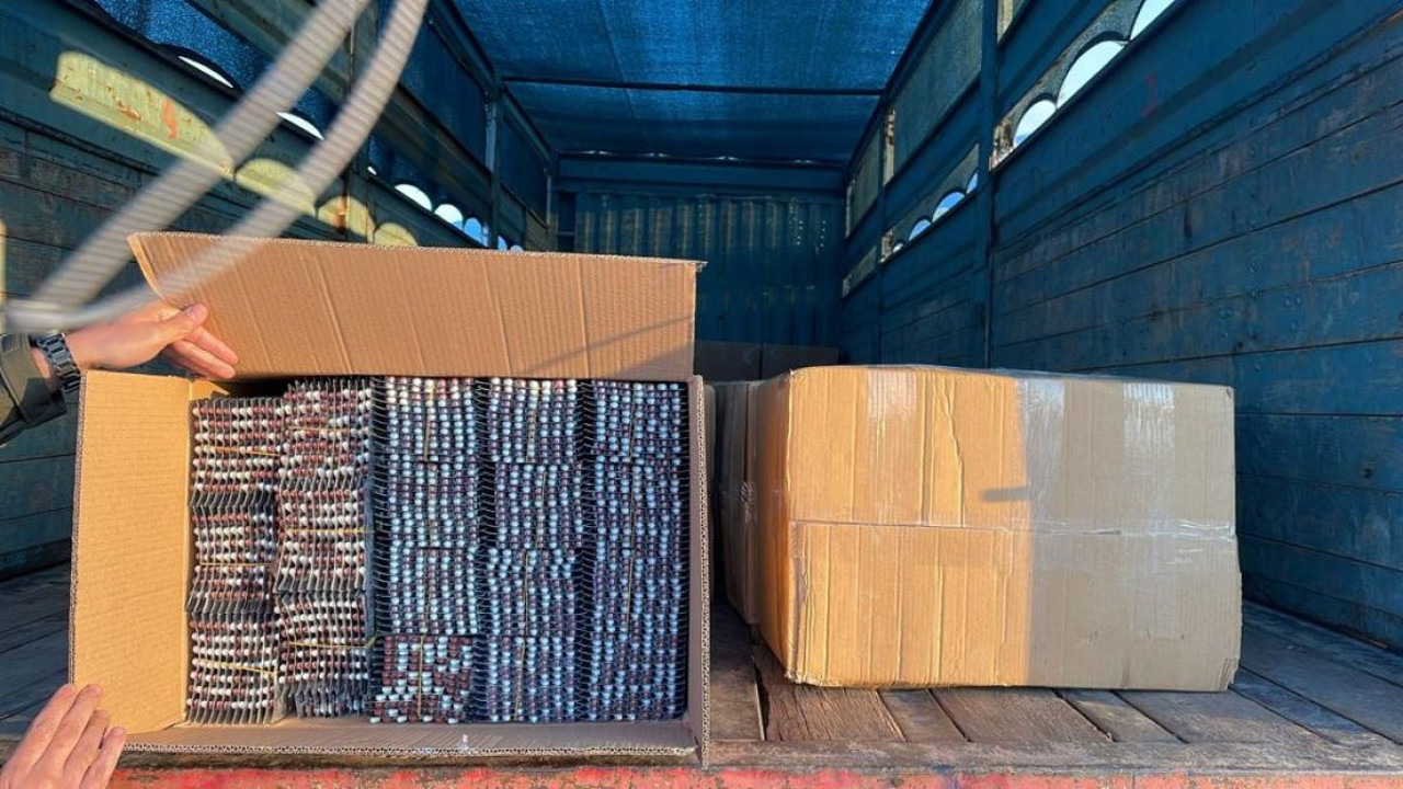 İzmir'de 401 bin 260 adet ele geçirildi. Polisler say say bitiremedi