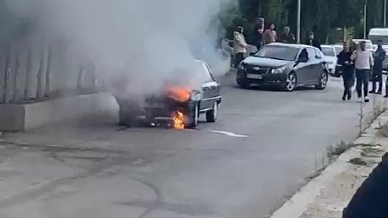 Park halindeki otomobil alev aldı (03 Ekim 2023)