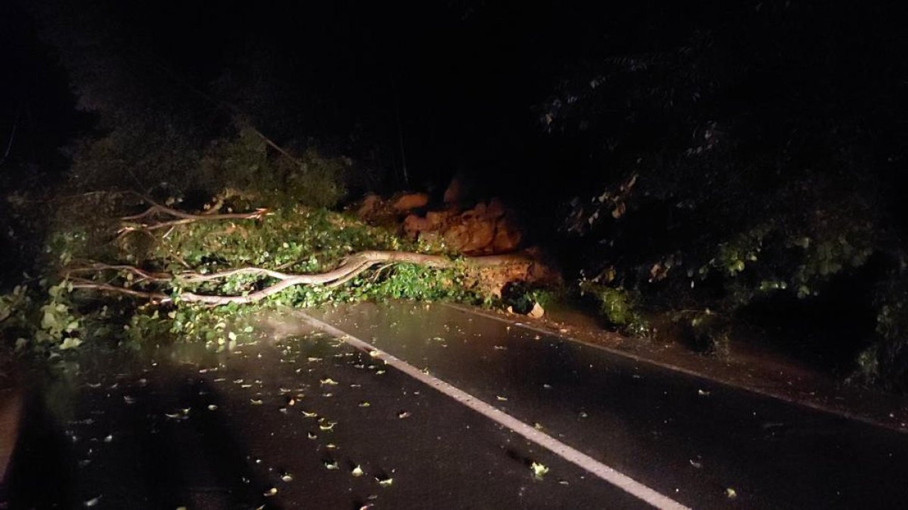 Ardeşen-Çamlıhemşin Karayolu heyelandan dolayı trafiğe kapandı