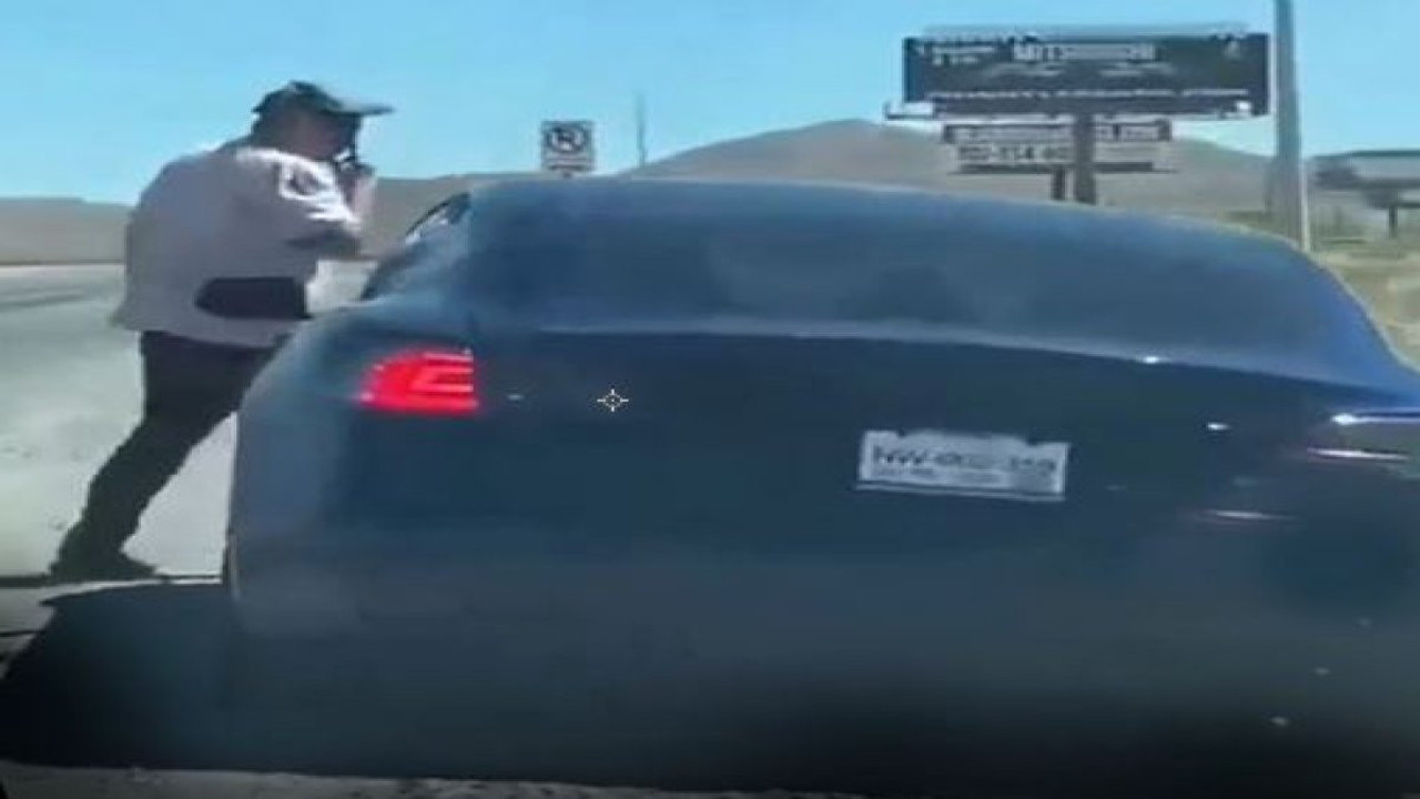 Elektrikli Tesla yolda kalınca şoförün imdadına benzin yetişti