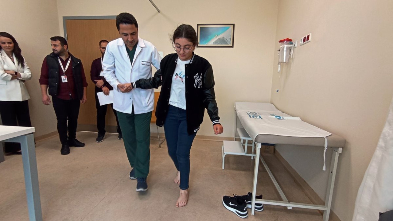 Dedektif gibi internetten iz sürdü. Kesilmesini istediği ayaklarıyla yürümeyi başardı