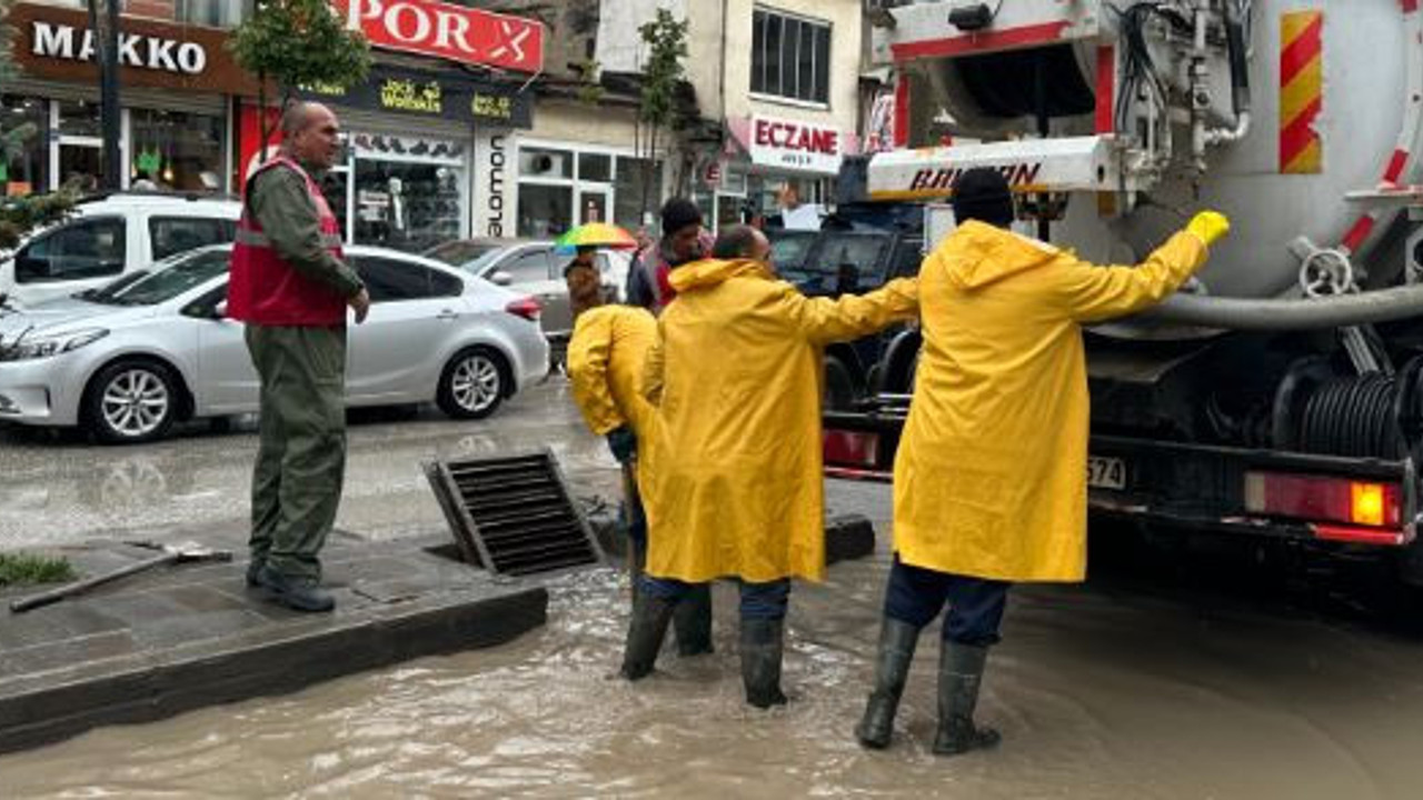 Yağış vurdu rögarlar taştı sokaklar su altında kaldı