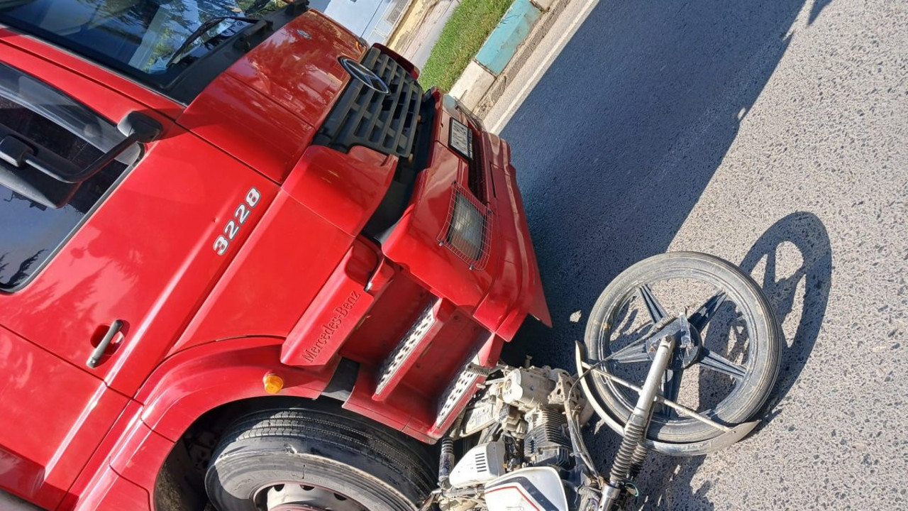 Motosiklet kamyonun altına girdi: 1 ölü