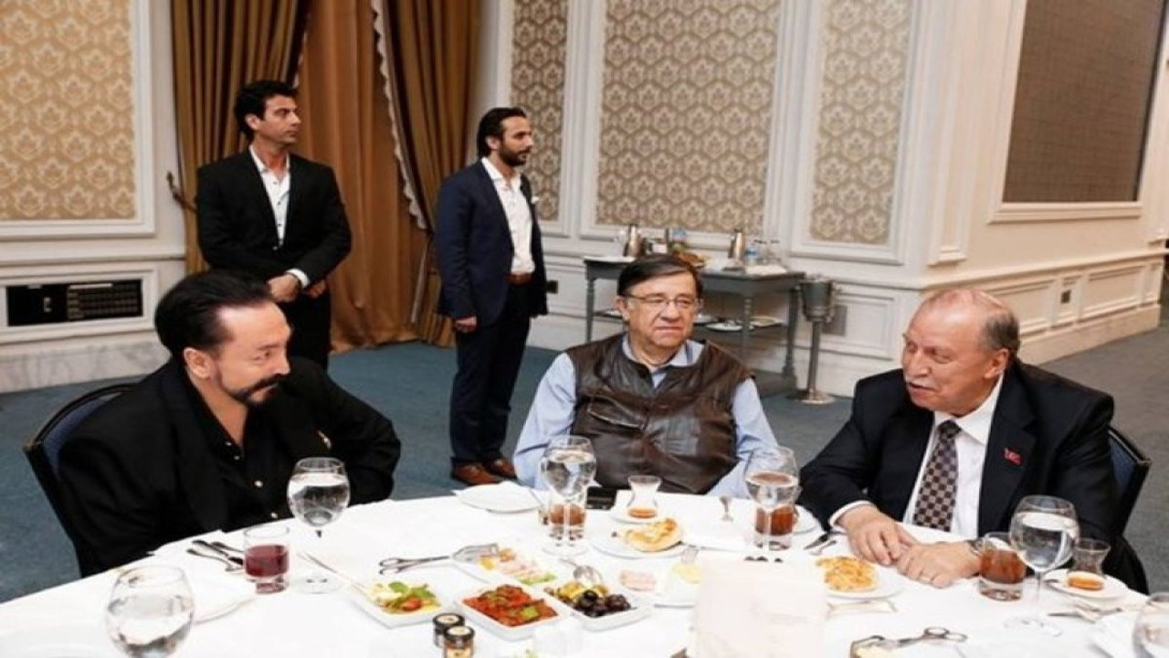 Adnan Oktar’a ‘bilgi sızdıran eski bakan’ ortaya çıktı. Operasyonun başındaki isim önceden uyarıldığını açıklamıştı