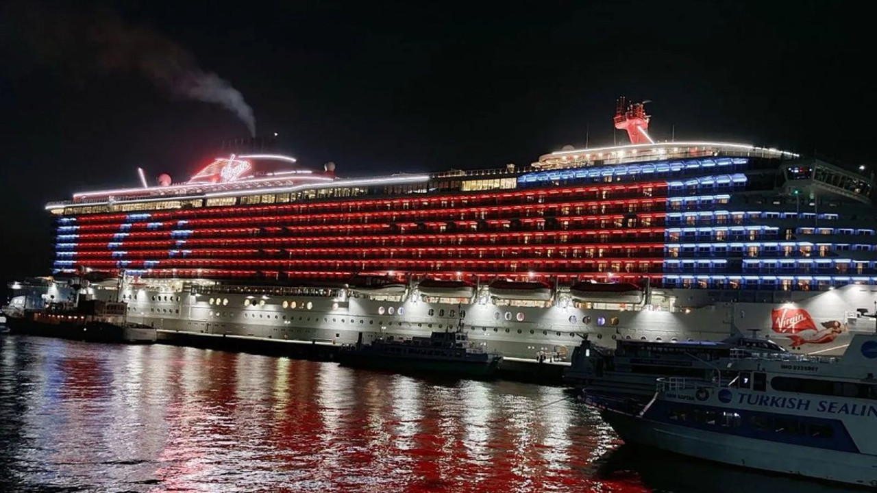 Bodrum'da dev kruvaziyer, Türk bayrağı şeklinde aydınlatıldı