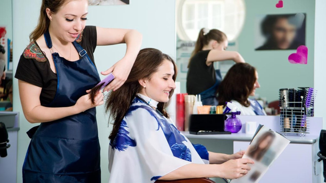 Saçını boyatan kadınlara kötü haber. Resmen yasaklandı