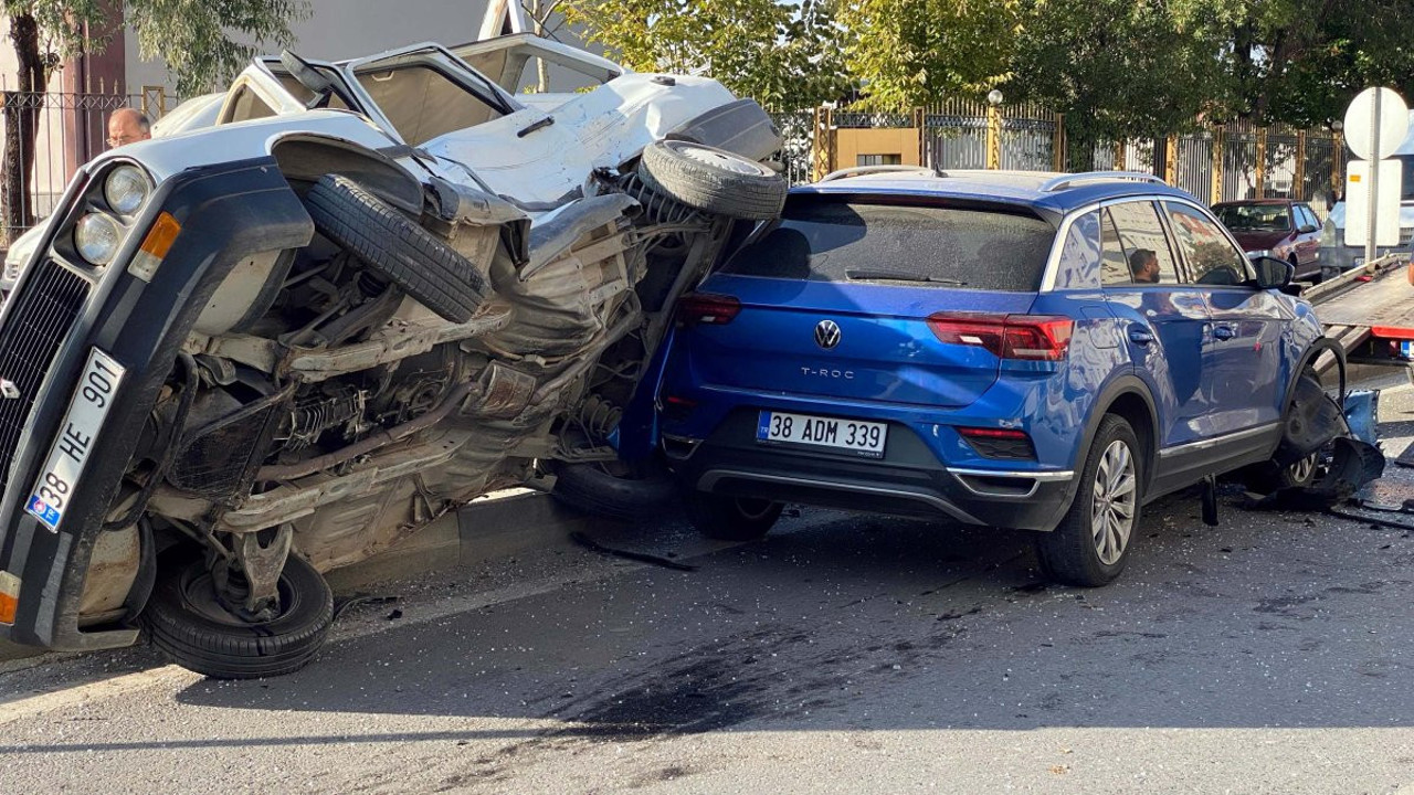 2 otomobil çarpıştı, biri yan yattı: O anlar kamerada