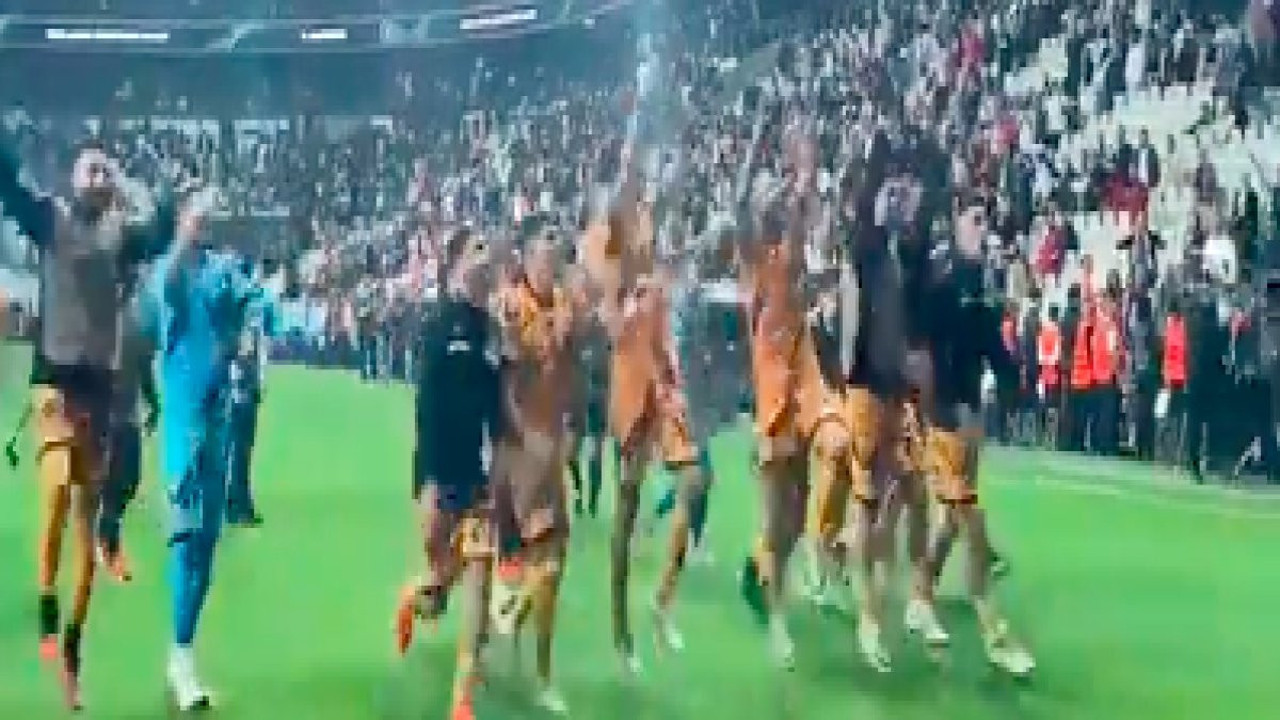 Beşiktaş taraftarı, son 10 dakikada 3 gol yiyip mağlup olunca Luganolu oyunculara üçlü çektirdi