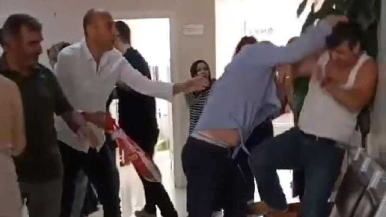 Sağlık ocağını basıp doktorları darp ettiler. Olay anı kamerada