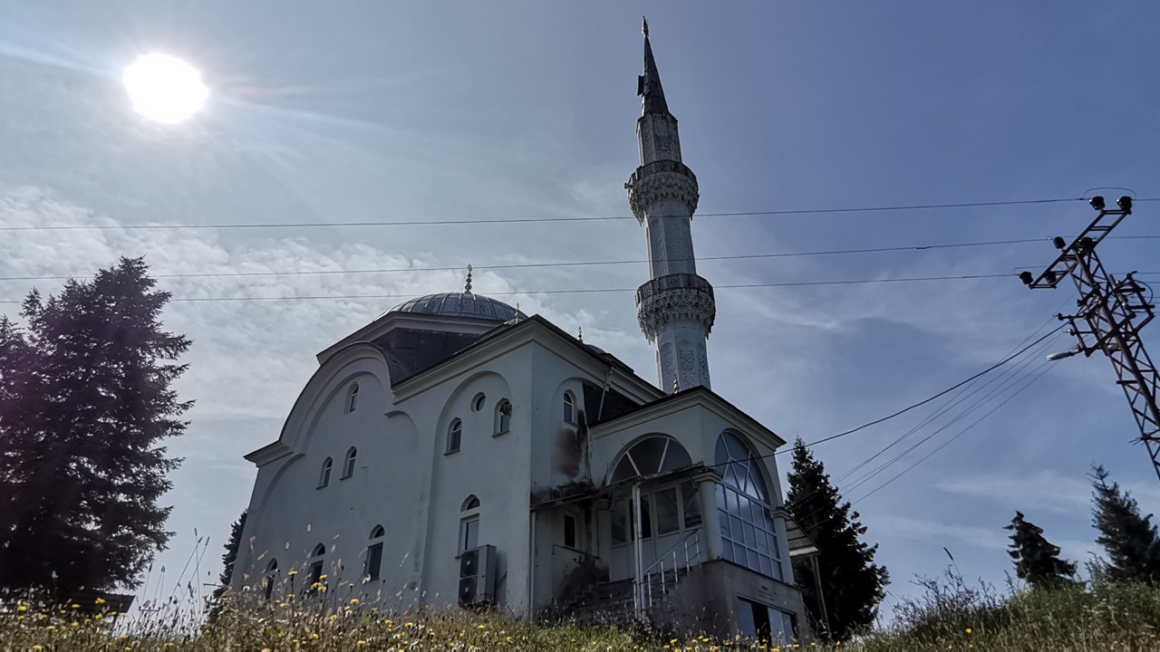 Cami kapısı krizi. Ordu'da filmlik olay. Emre itaatsizlik cezası aldılar