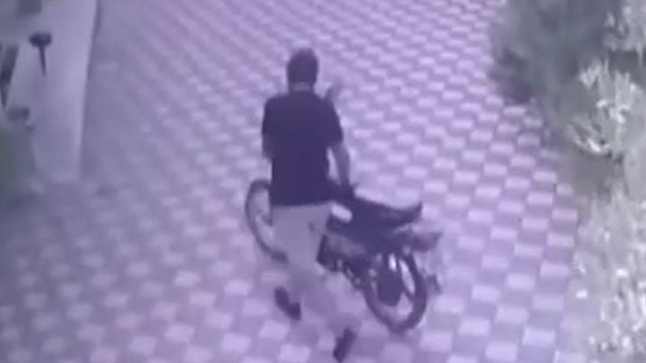 Namazı yarıda bırakıp hırsızlık yaptı