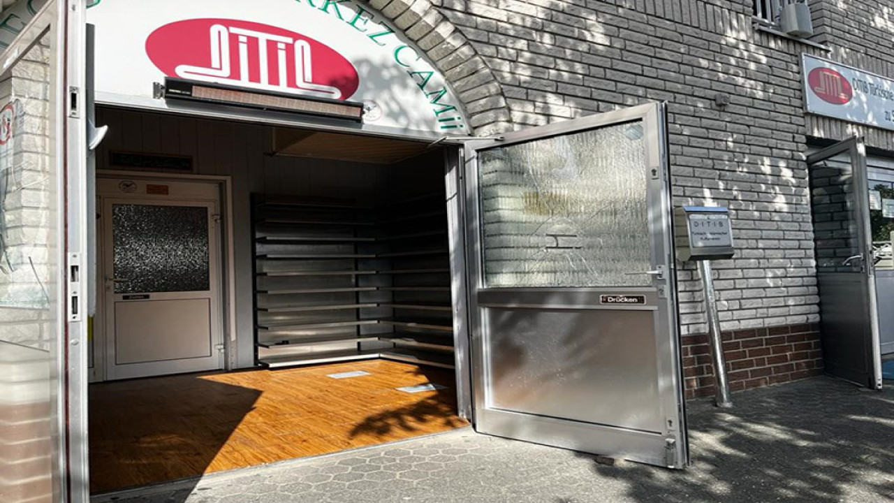 Almanya'da camiye çirkin saldırı! Yönetim ve cemaat endişeli…