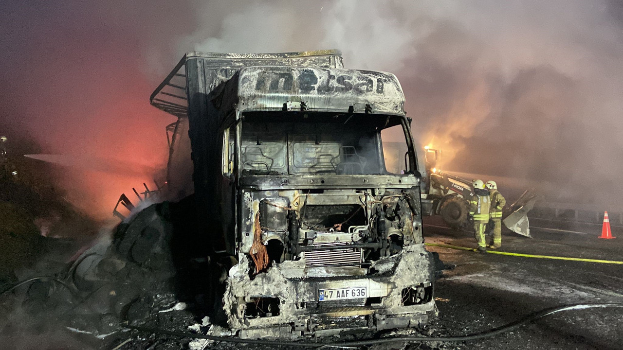 Kumaş yüklü tır cayır cayır yandı. Otoyolda dumandan göz gözü görmedi