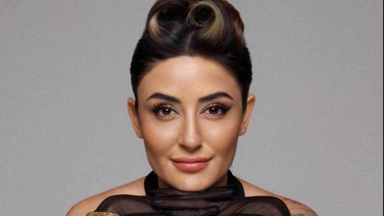 Melek Mosso nikahından sonra gelinlikle konser verecek. Sahneye çıkma sebebi alkışlattı