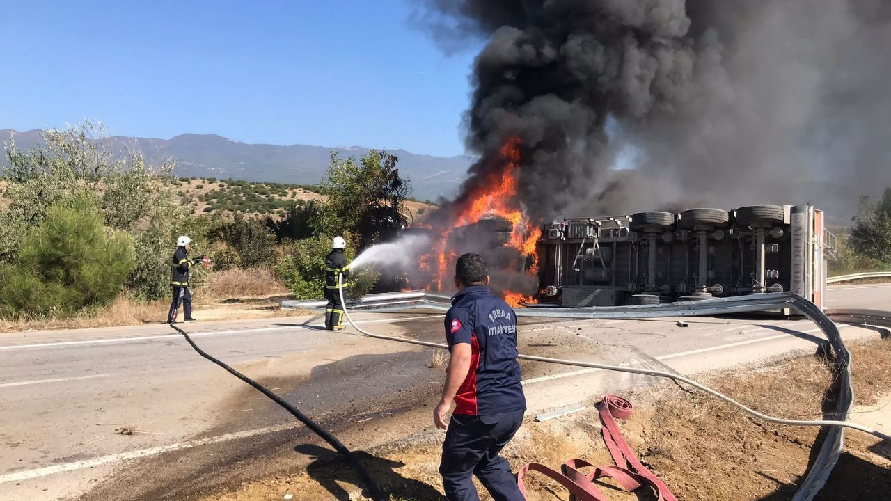 Süt taşıyan tır devrildi. Sürücü yanarak hayatını kaybetti