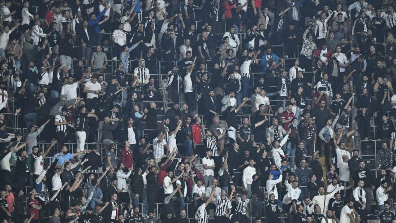 Beşiktaş taraftarından tarihe geçen protesto. Aboubakar bozdu