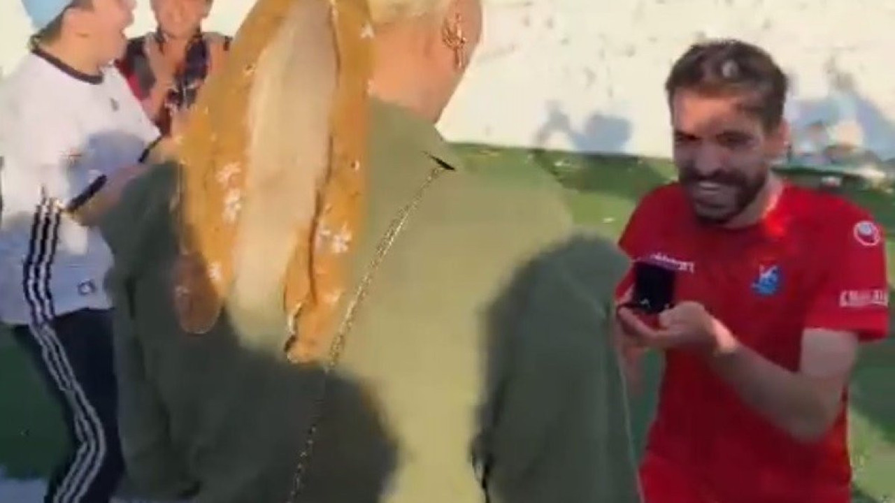 Yeşil sahada evlilik teklifi yaptı