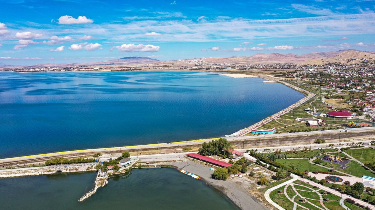 Van Gölü’nde temizlik! Tam 1 milyon 365 bin metreküp çıktı...