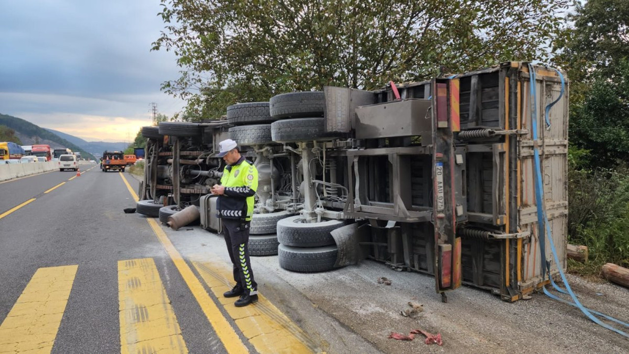 Bolu Dağı'nda tomruk yüklü kamyon devrildi: Sürücü yaralandı
