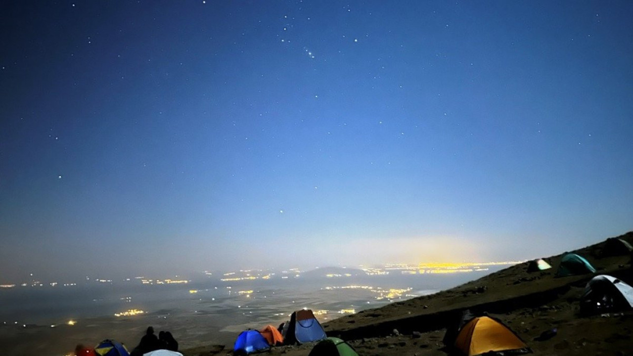 Çadırını kapan bu muhteşem yere koşuyor. Süphan'da gün şafaktan önce başlıyor