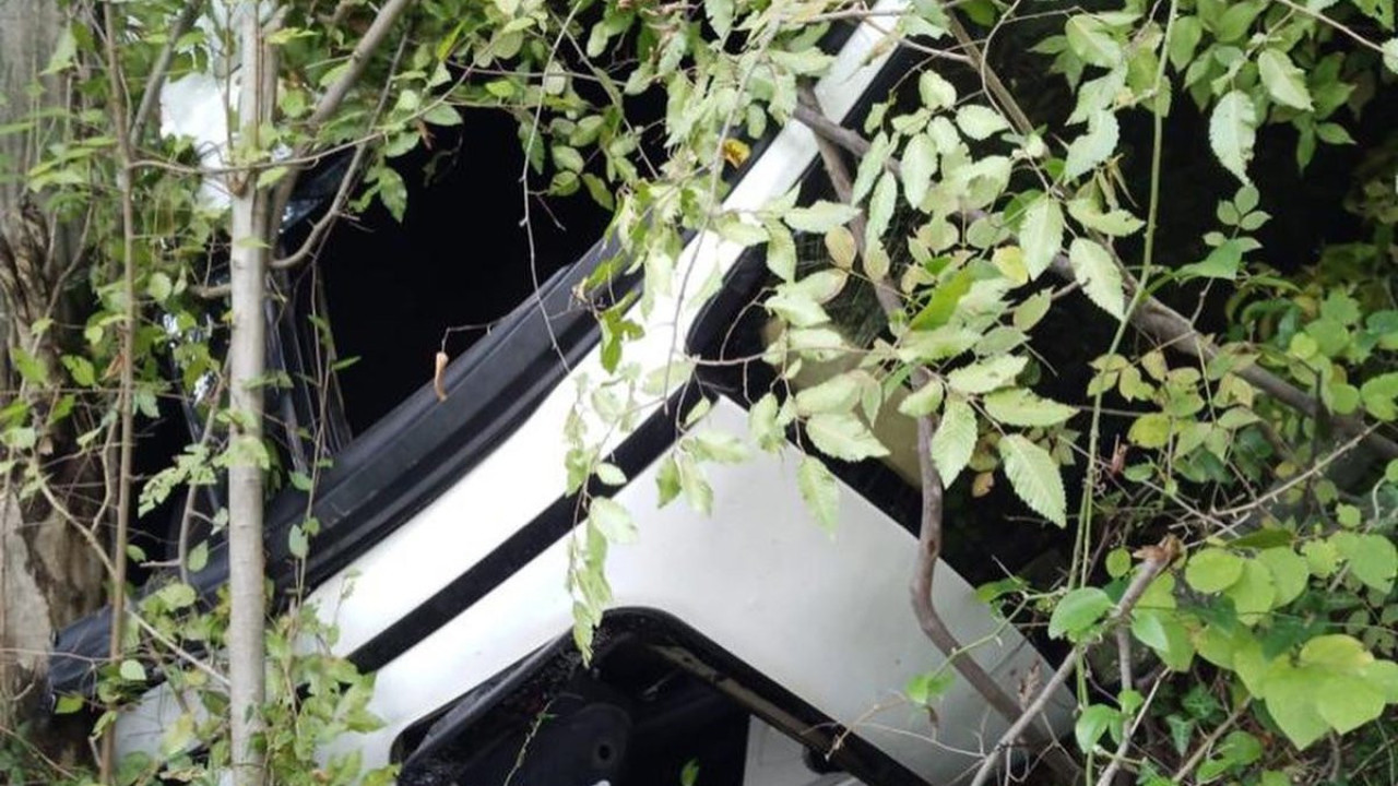 Kontrolden çıkan otomobil uçuruma yuvarlandı