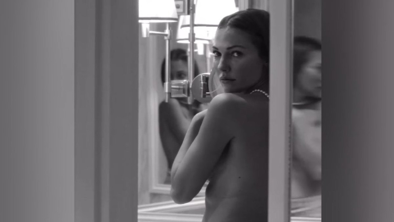 Meryem Üzerli'nin üstsüz pozu olay oldu. Ünlü fotoğrafçıya modellik yaptı