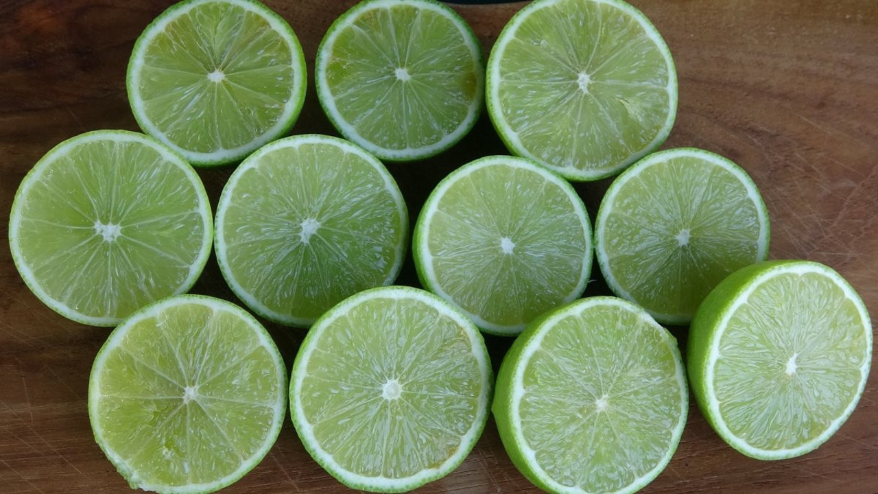 Thai lime kabuğuyla birlikte tüketiliyor almak için bahçede sıra oluşuyor. Bu limonun içi de dışı da aynı renk