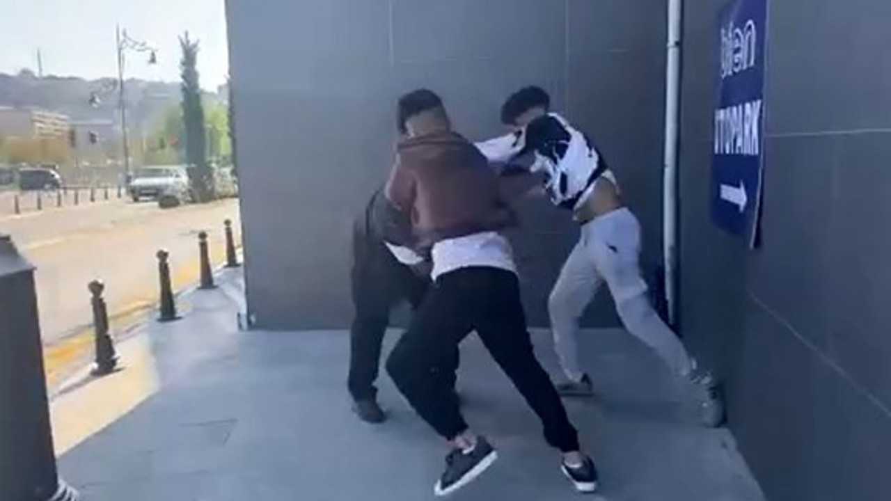 İstanbul’daki parkta "yanlış anlaşılma" dayağı kameraya yansıdı