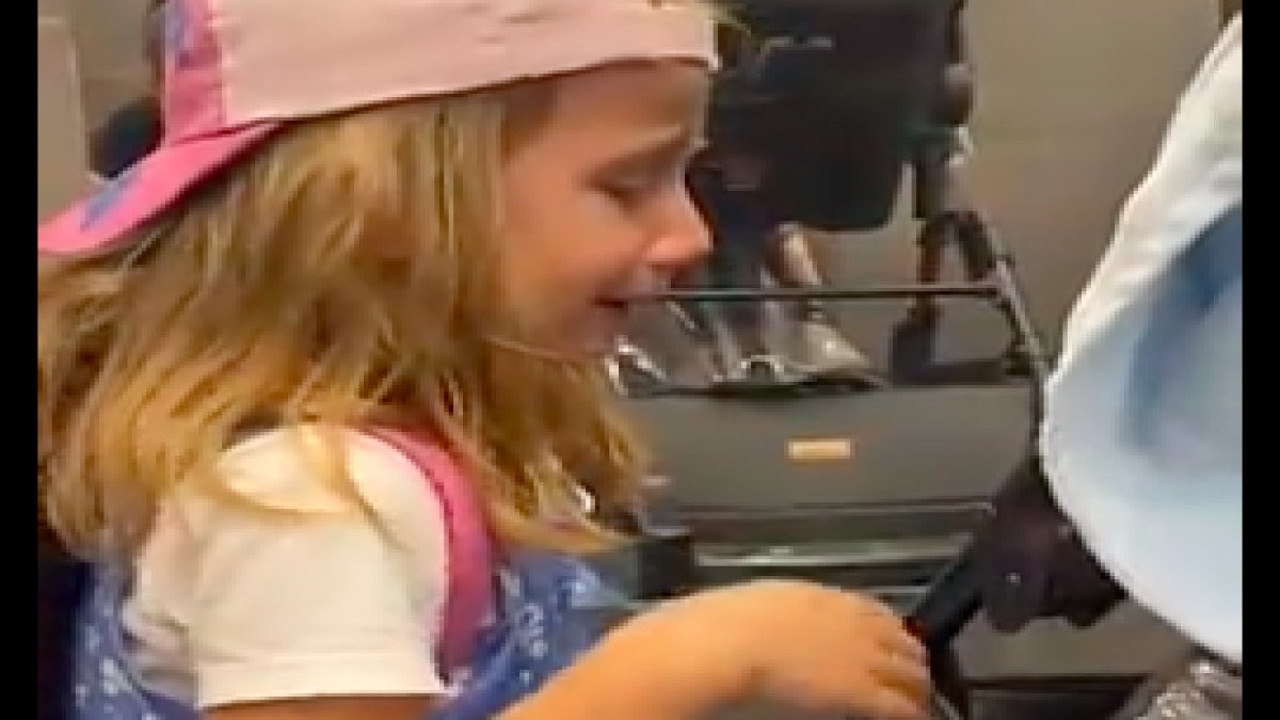 Kedisinin erkek olduğunu öğrenince gözyaşlarına hakim olamayan küçük kız