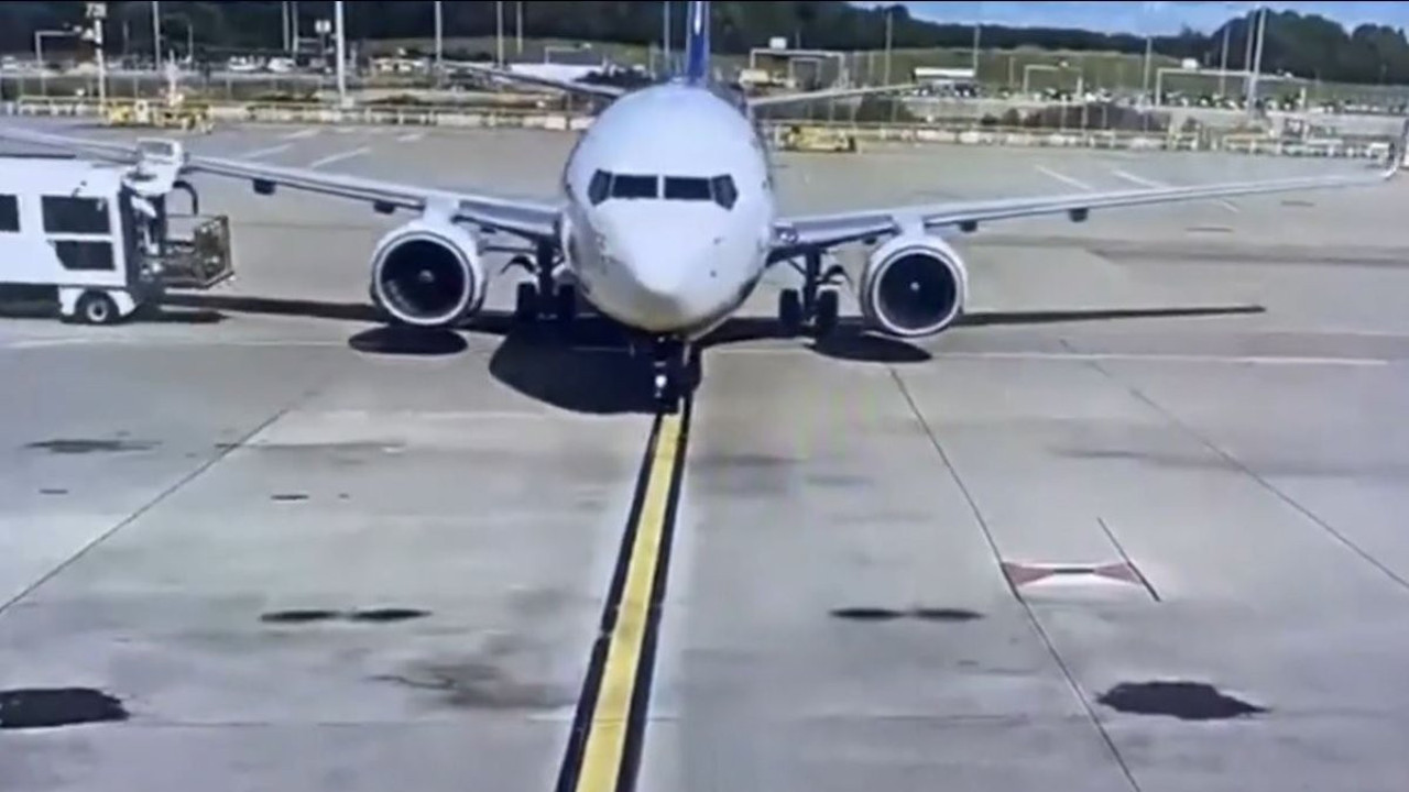 İniş yapan Ryanair uçağı pistte kamyona çarptı. Yakıt deposu mucize eseri infilak etmedi