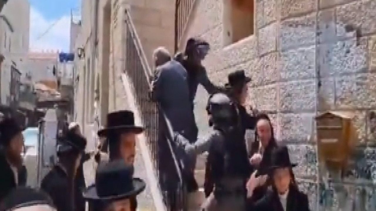 Siyonizm karşıtı Yahudiler, Filistin bayrağının indirilmesine engel olmaya çalıştı