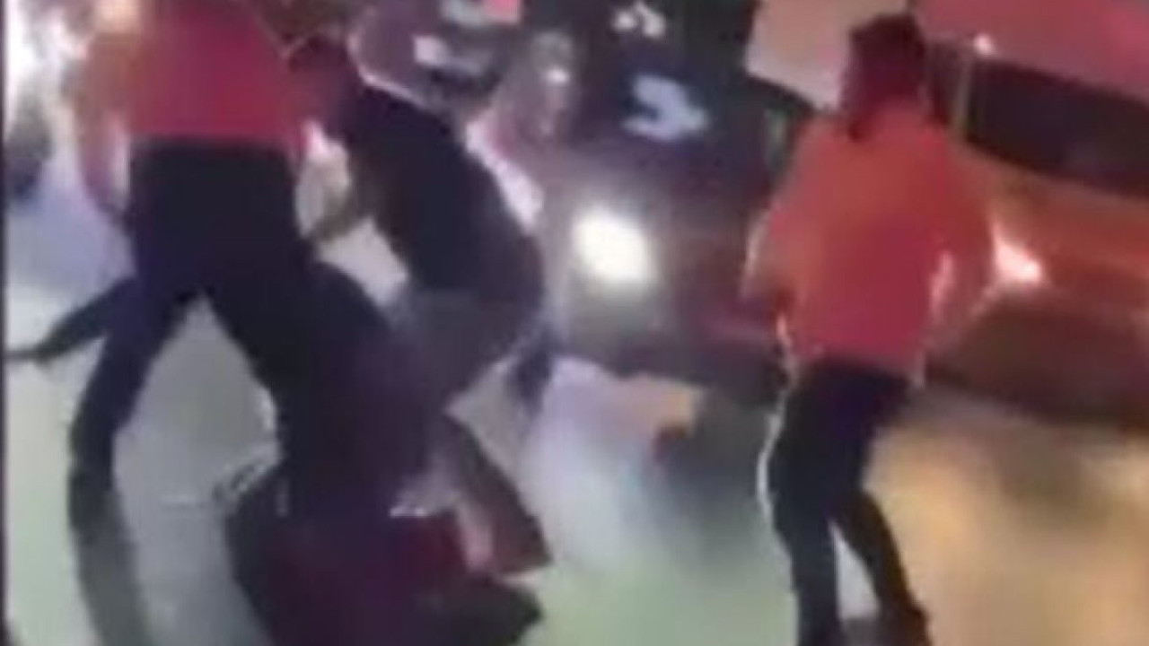 E-5'te akılalmaz olay: Trafiğin ortasında araçtan atlayan adamı tekme tokat dövdüler