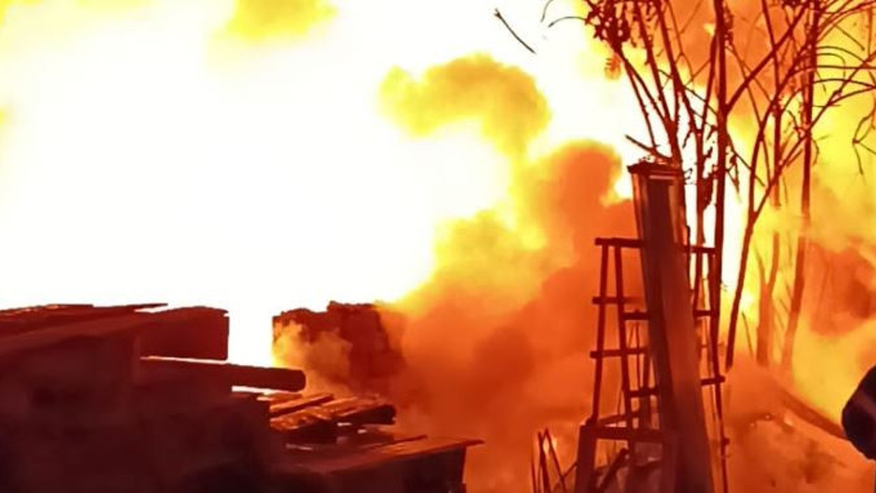 Yanan odunlar otomobili de yaktı