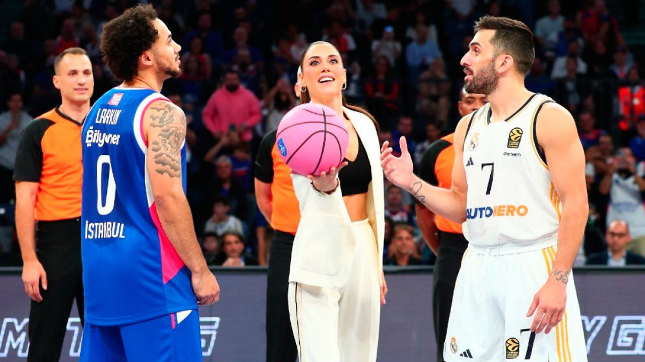 Cansu Dere Euroleague maçını pembe topla başlattı