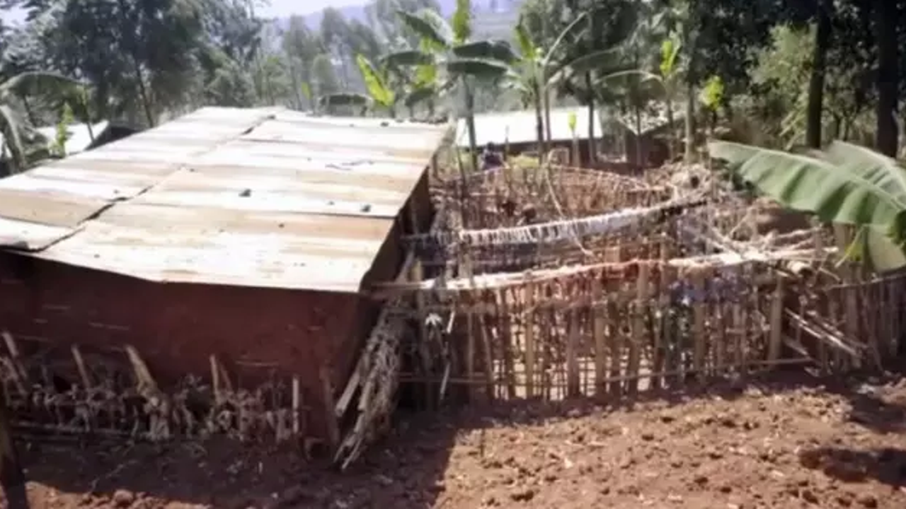 55 yıldır kadınlardan saklanıyor. Evinin etrafına 15 metrelik çit ördü