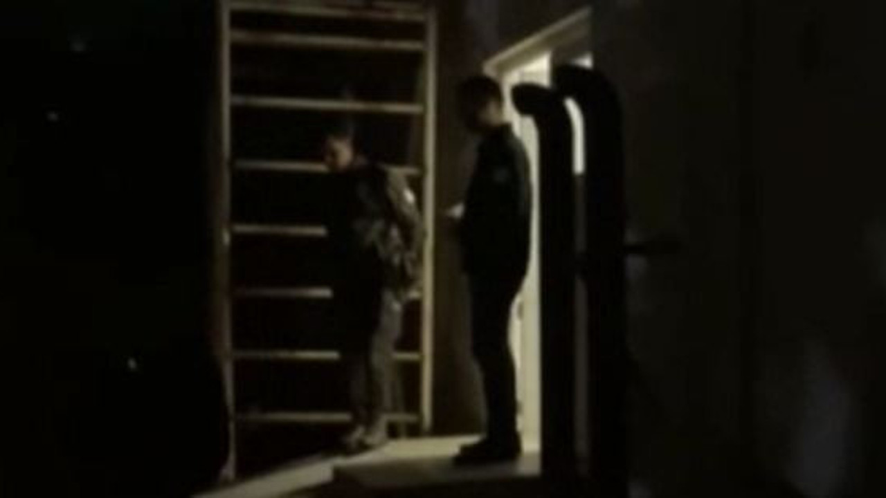 Öldürdüğü annesinin cesediyle 15 saat yaşadı