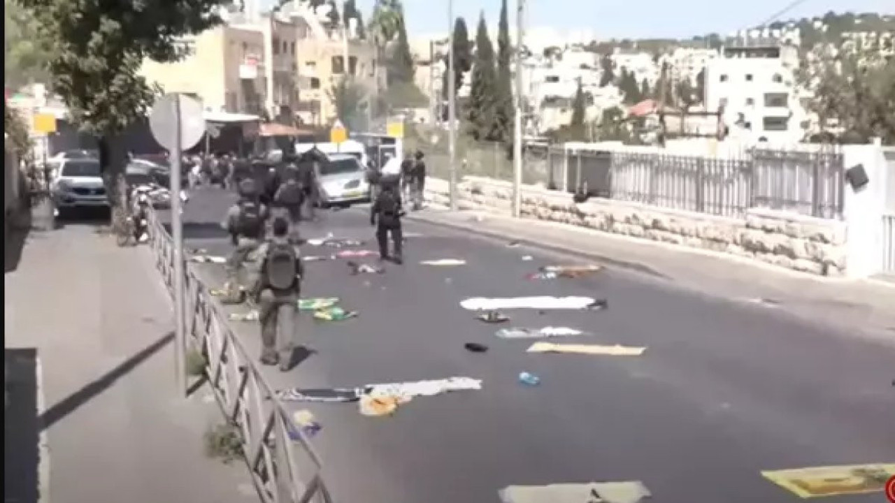 Mescild-İ Aksa’da namaz kılmak isteyenlere İsrail polisinden gaz bombalı müdahale