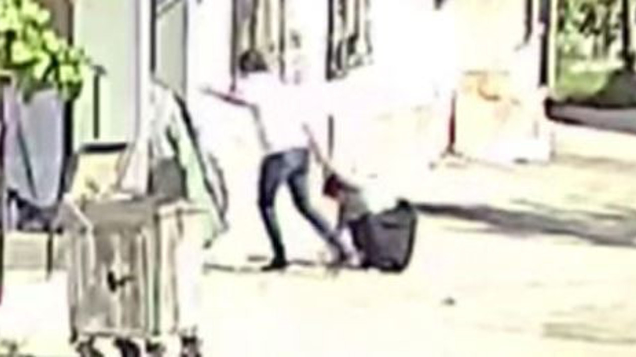 Torun babaannesini fırçayla dövüp yerlerde sürükledi. Dede de dayağı yedi