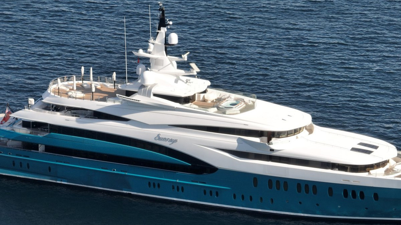 İstanbul'a 86 metrelik mega lüks yat demirledi