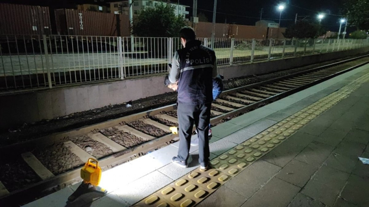 Trene binmeye çalışan yaşlı adamın feci sonu