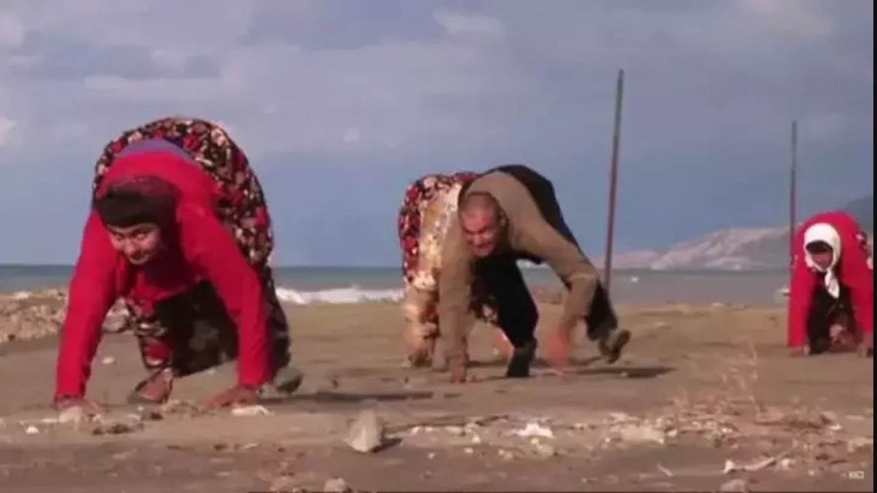 Hatay'da dört ayak üzerinde yürüyen aile. ABD ve İngiltere'den bilim insanları sırlarını çözmeye çalışıyor