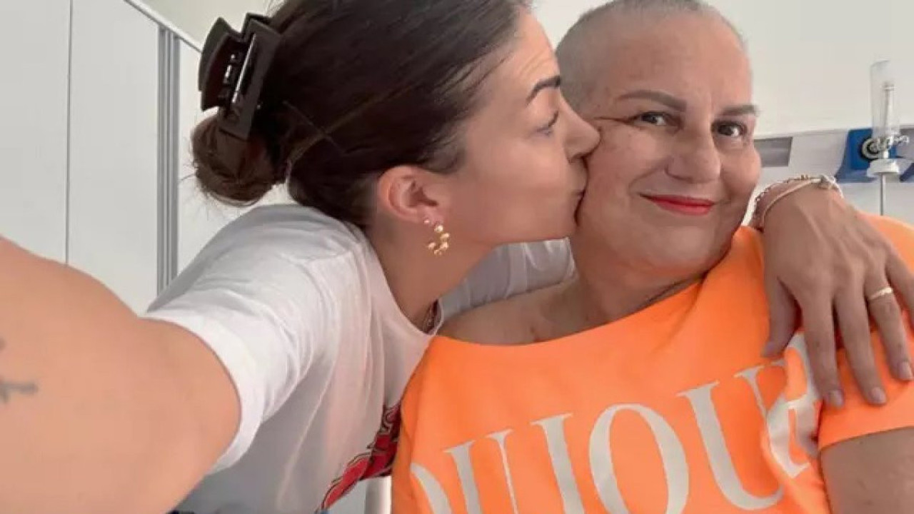 Deniz Baysal annesiyle fotoğrafını paylaştı dua istedi