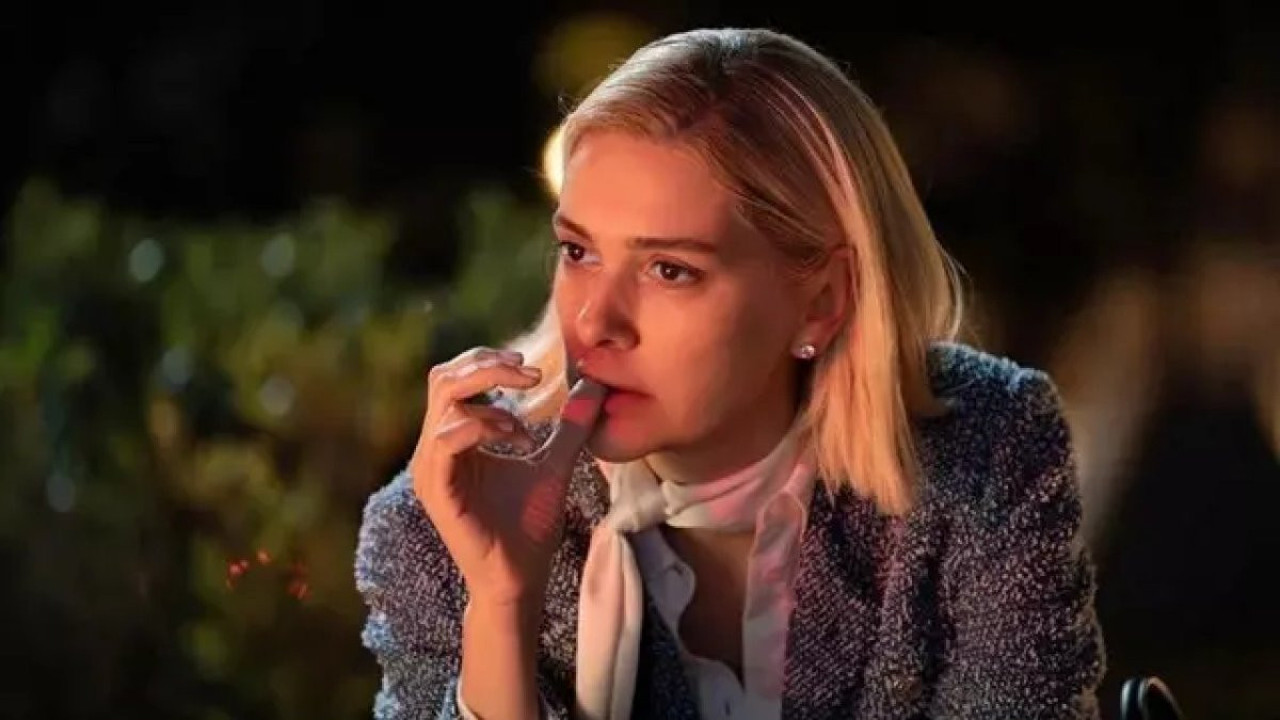 Bergüzar Korel lüks set karavanıyla görenleri şaşırttı. Çalışma hayatının zorluklarından şikayet etmişti