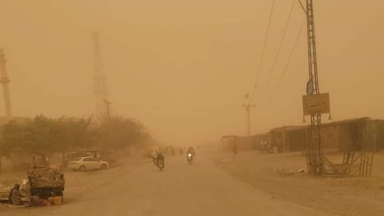 Pakistan’da kum fırtınası. Hayat durma noktasına geldi