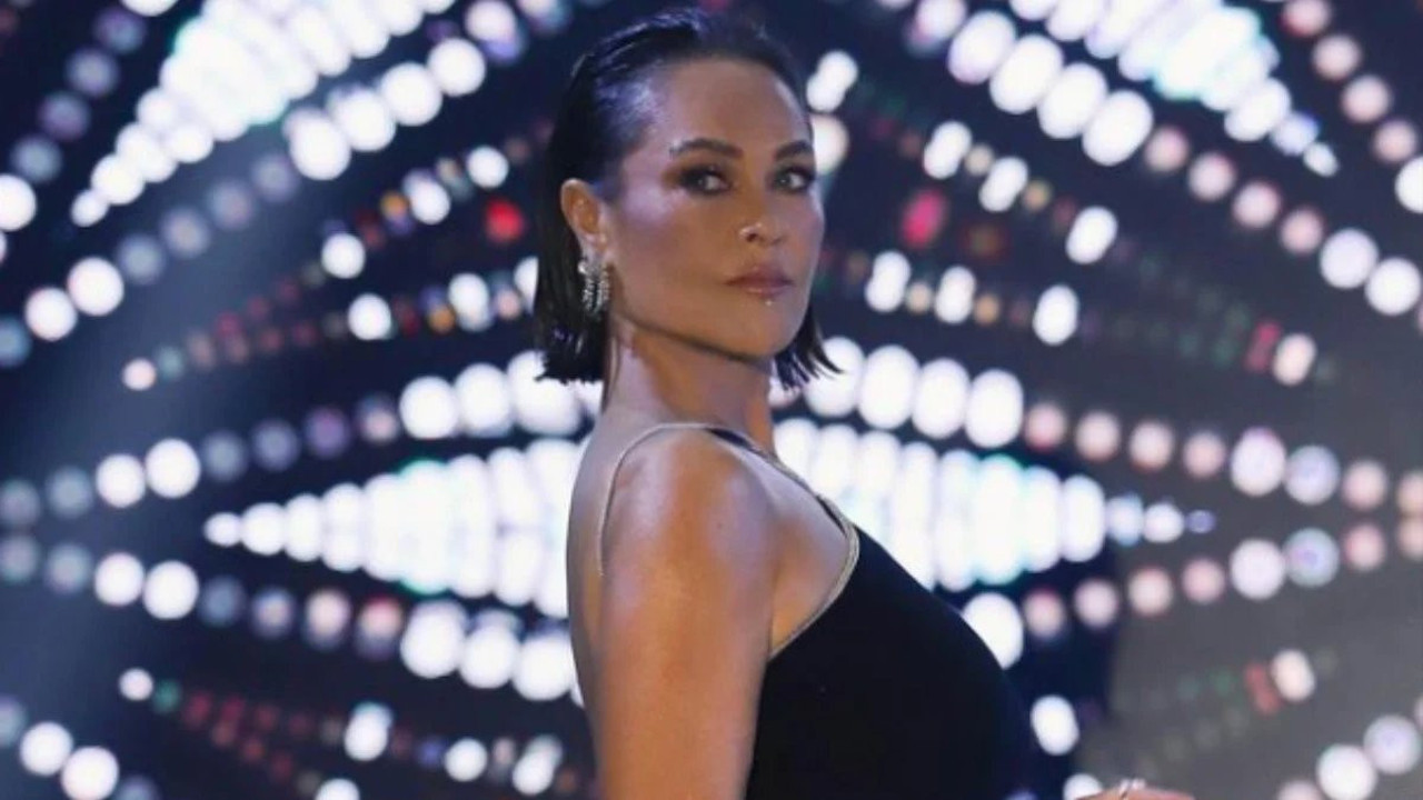 Hülya Avşar derin yırtmacıyla fit görünümünü sergiledi. Kim der ki 60 yaşında diye