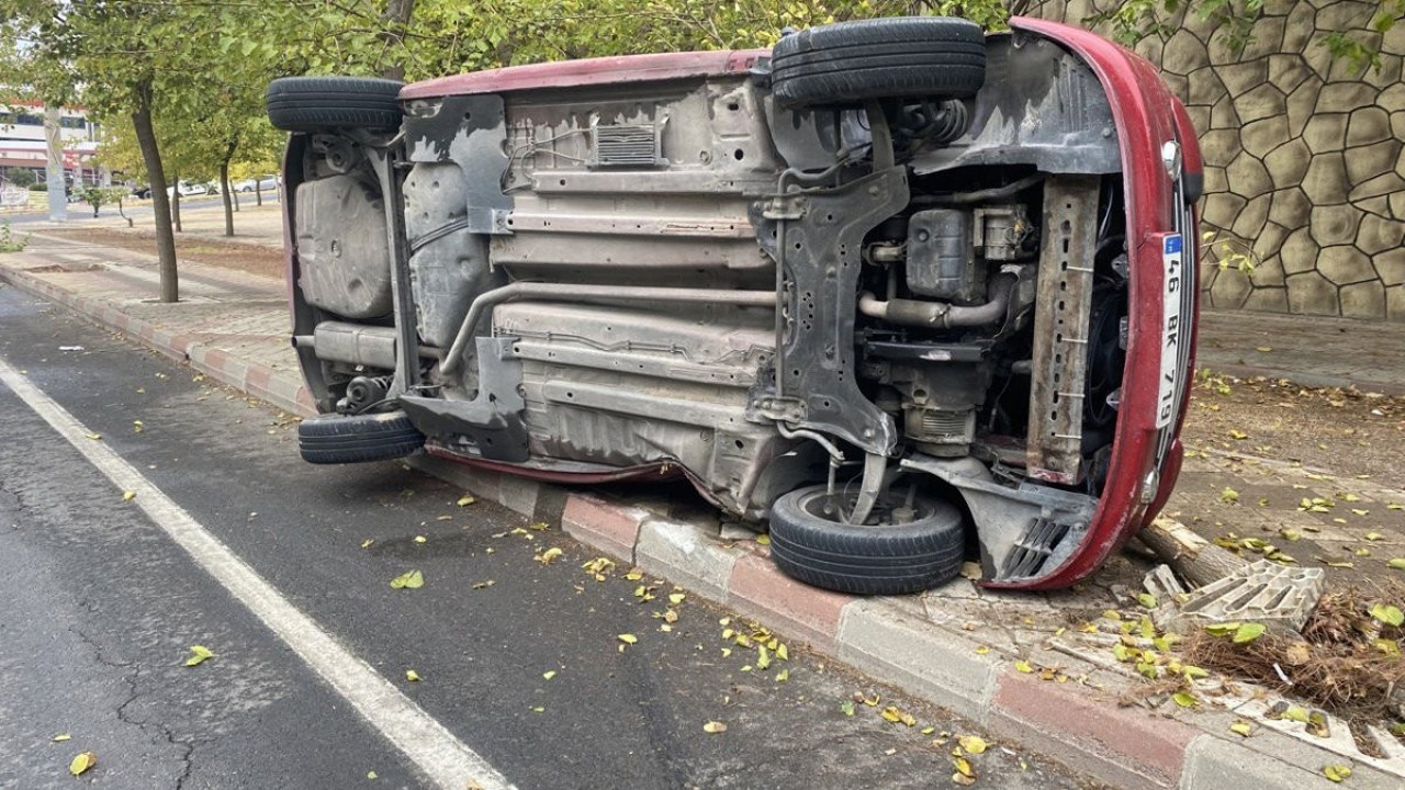 Kaldırımdaki ağaca çarpan araç yan yattı