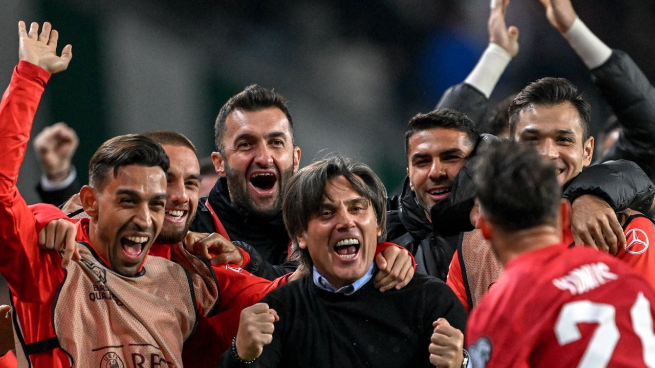 Konya'da tarihi geceden muhteşem fotoğraflar. Montella oyuncularıyla sarmaş dolaş oldu. Tribünlere 3'lü çektirdi