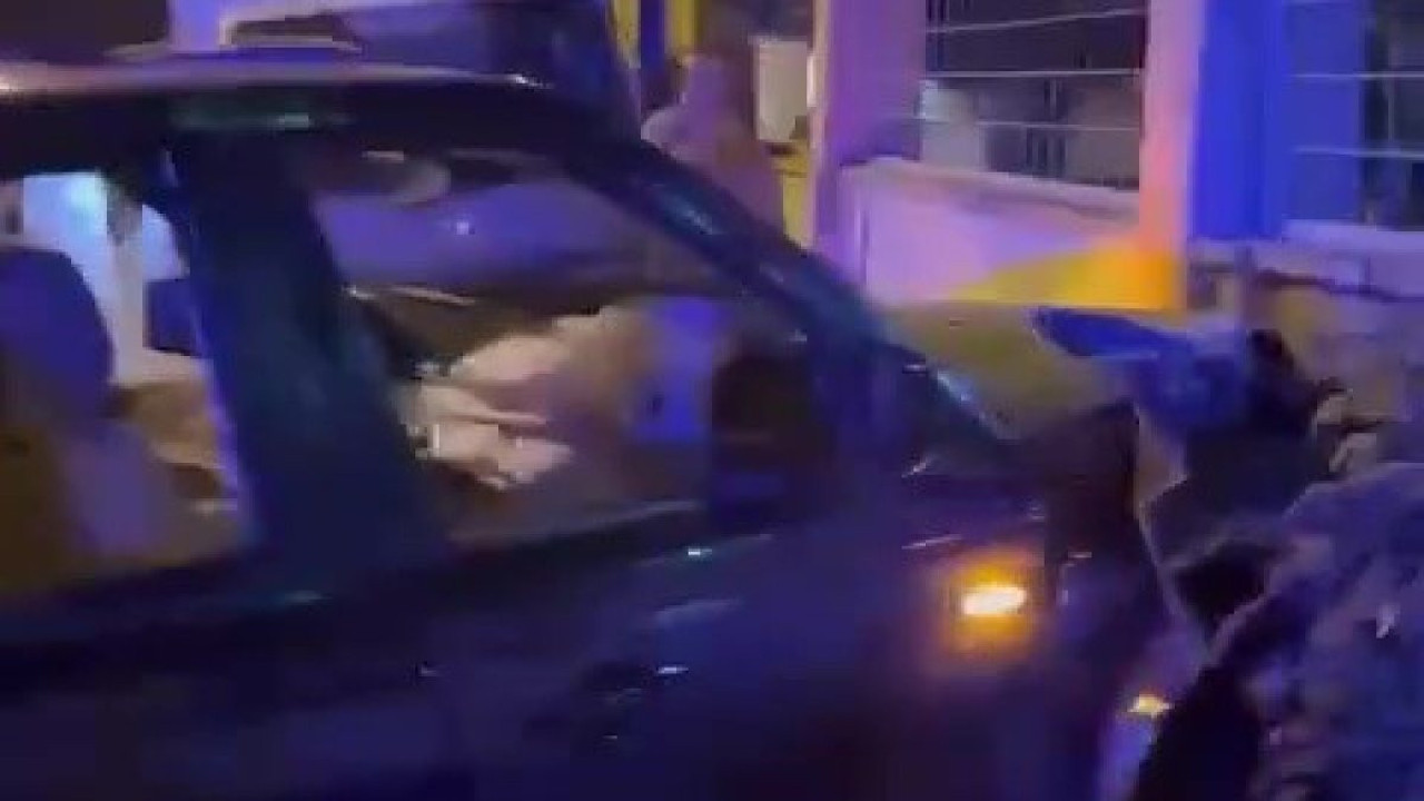 Babasının lüks aracını kaçırdı. Ehliyetsiz sürücü başka bir araçla kafa kafaya çarpıştı